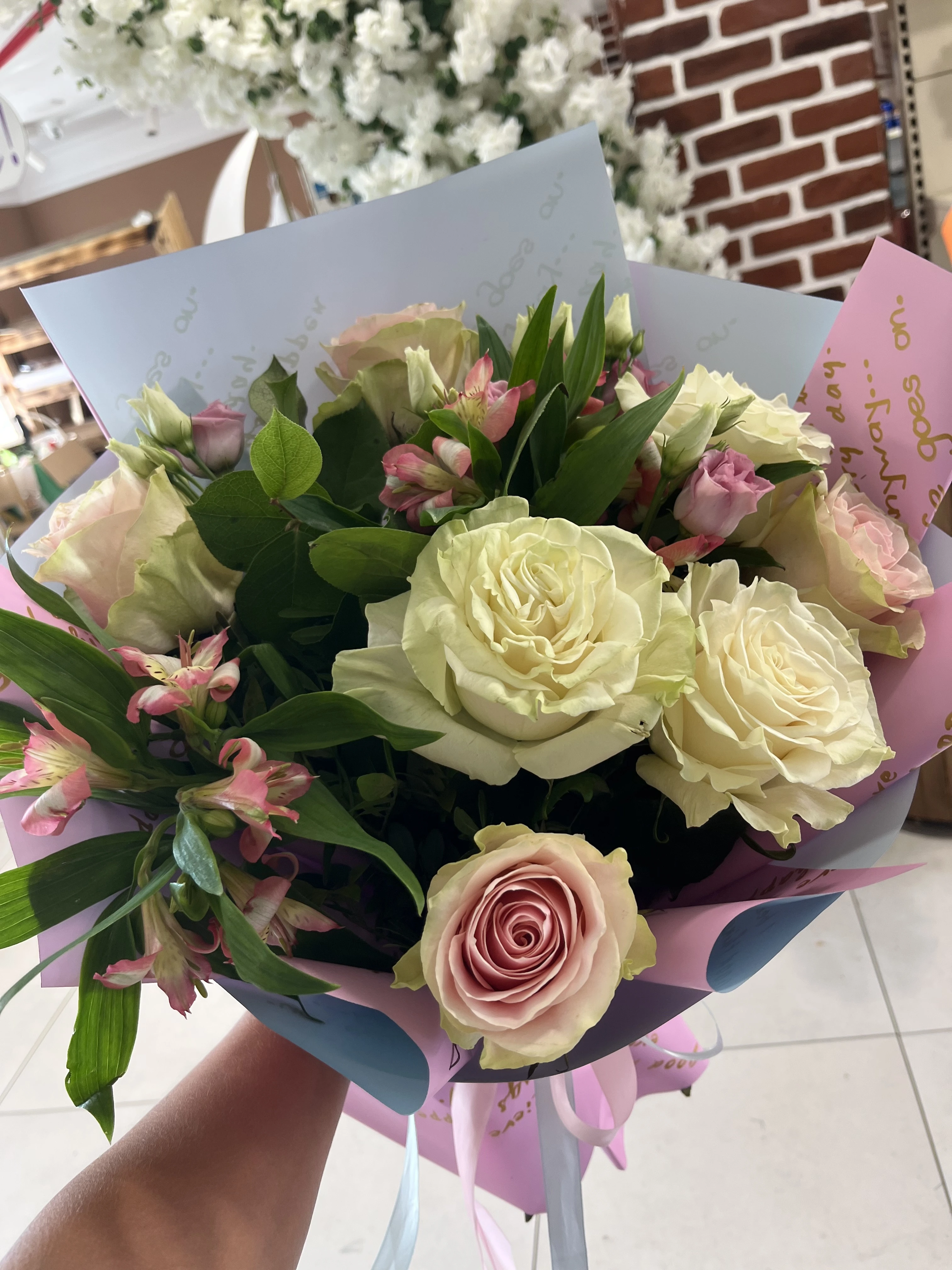 Buchet elegant cu trandafiri roșii și albi pentru evenimente speciale