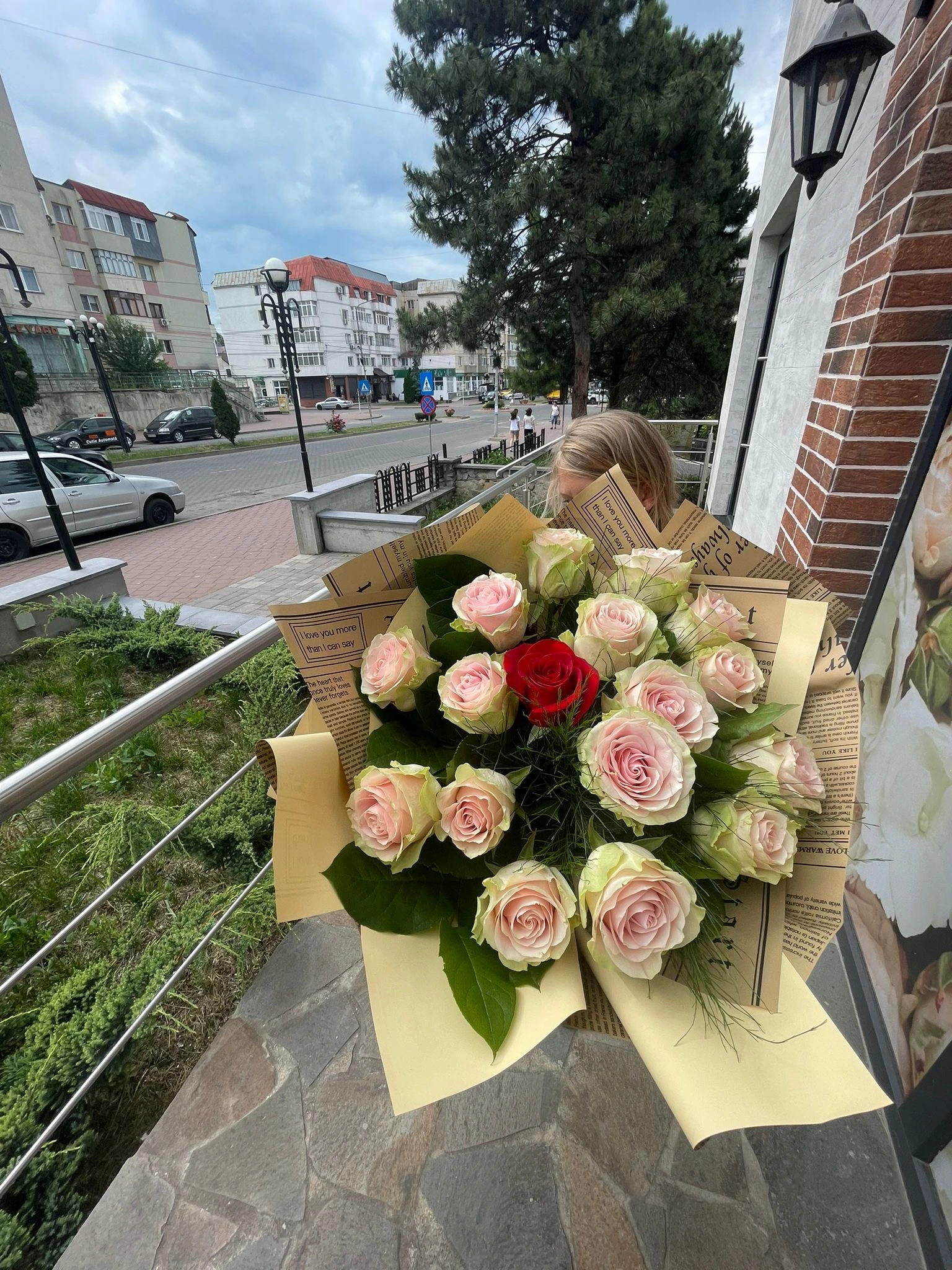 Compoziție florală artistică cu flori multicolore