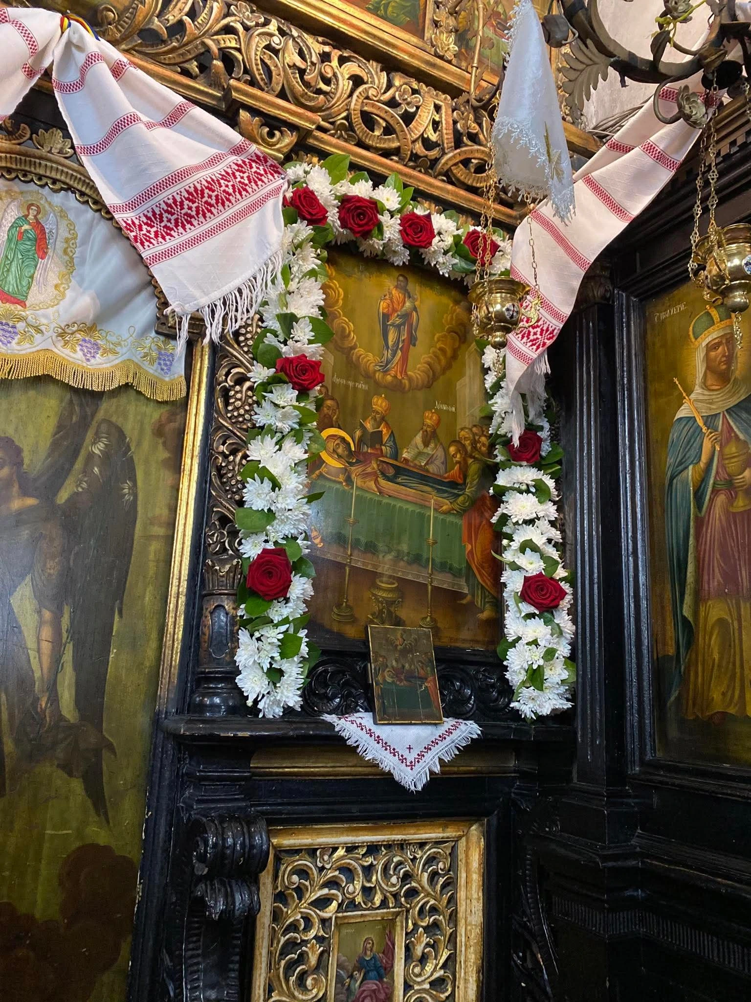Aranjament floral elegant pentru masa de sărbătoare