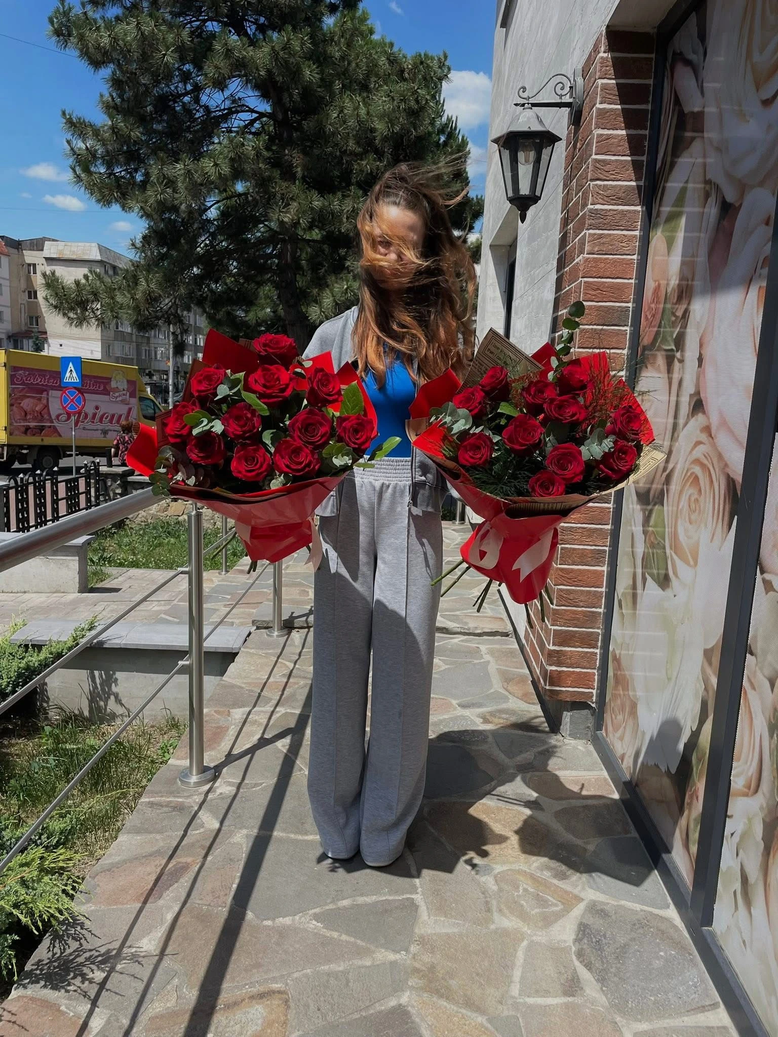 Aranjament floral vibrant cu flori exotice și verdeață
