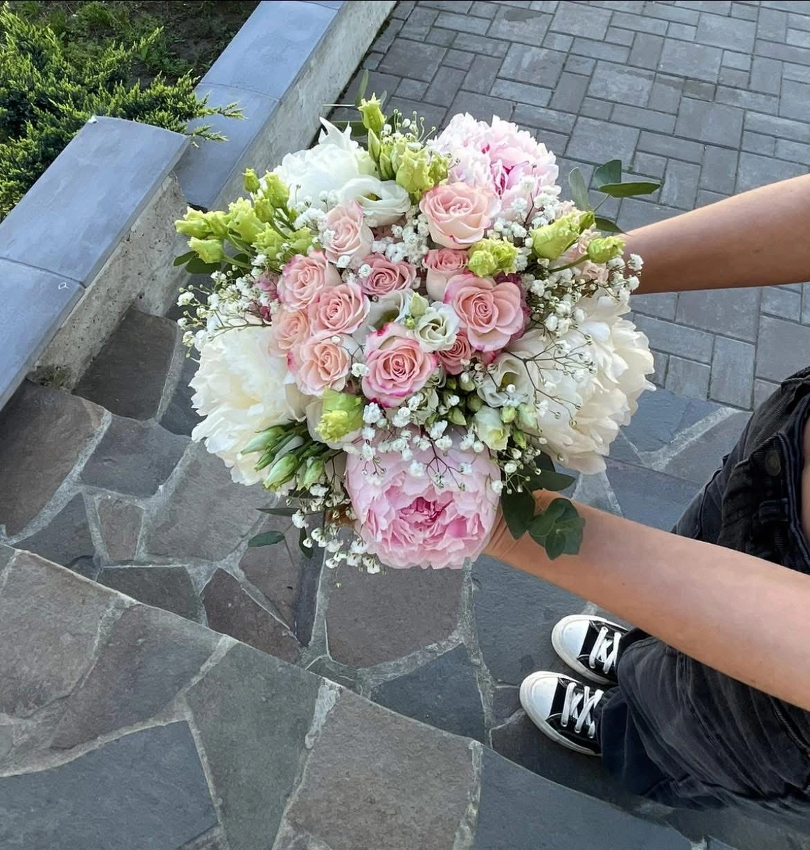 Buchet festiv cu flori sezoniere și accente decorative