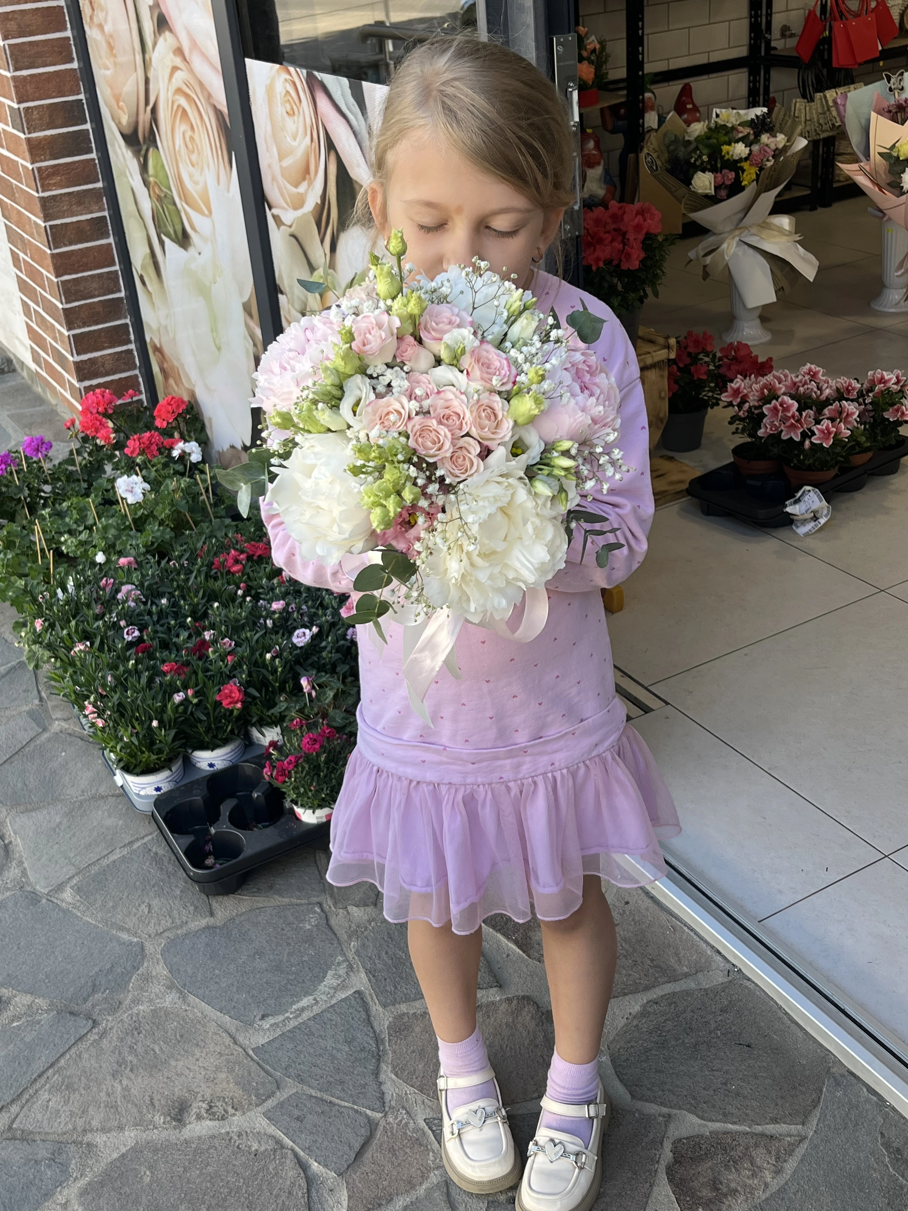 Buchet de mireasă romantic cu trandafiri albi și flori delicate