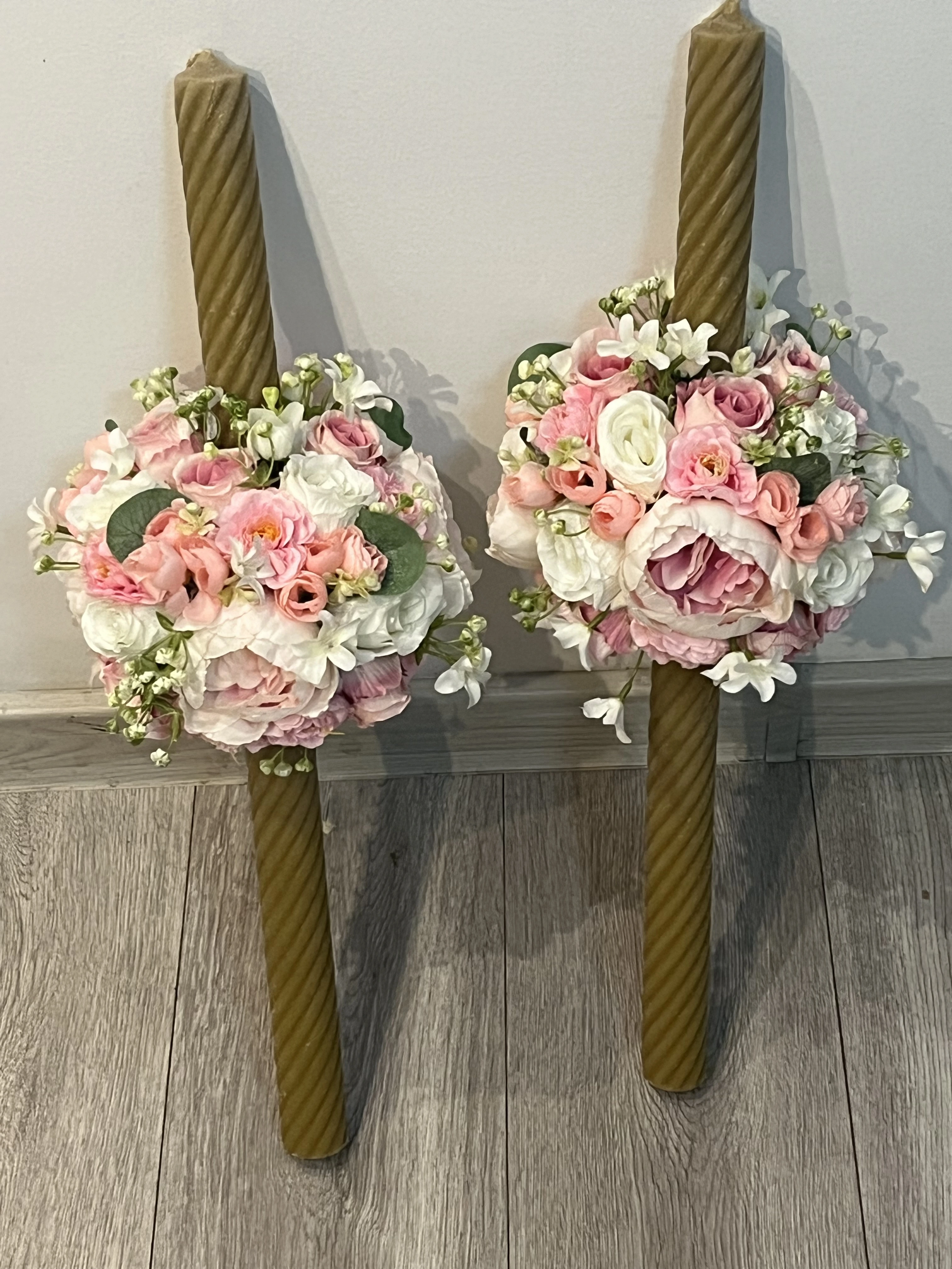 Compoziție florală spectaculoasă pentru decorarea sălii de nuntă