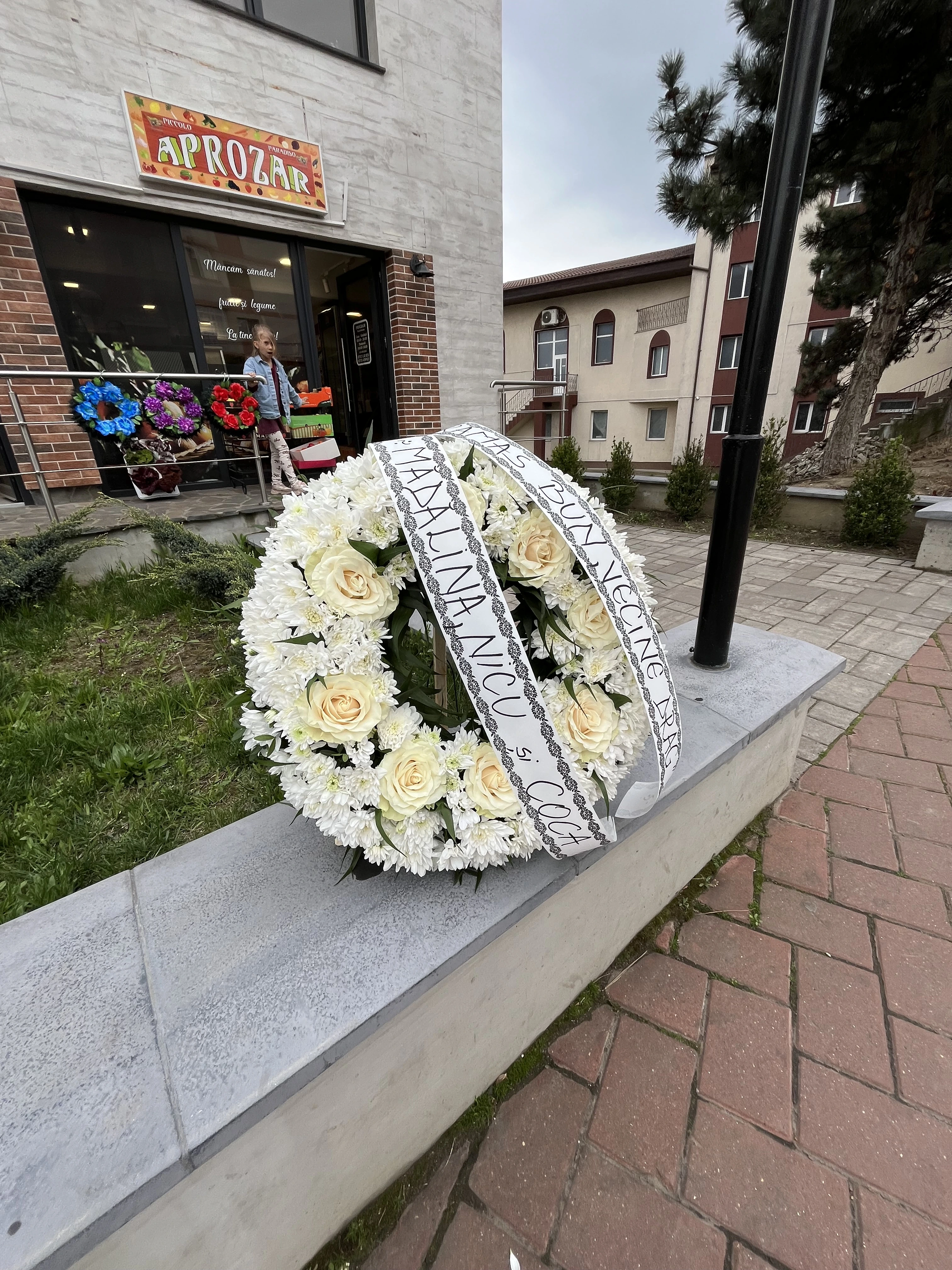Aranjament floral clasic cu trandafiri și flori complementare