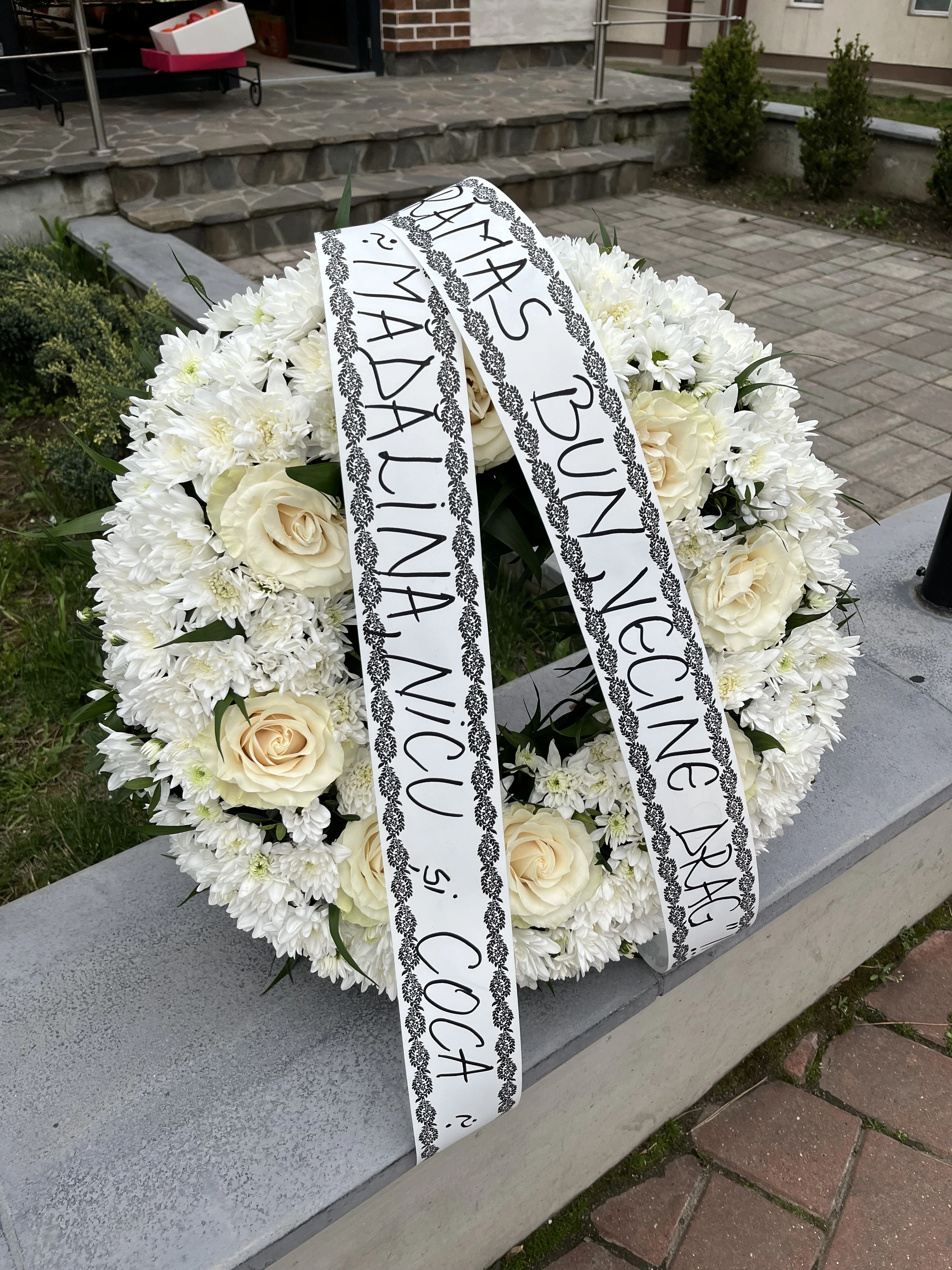 Buchet rustic cu flori de câmp și elemente naturale