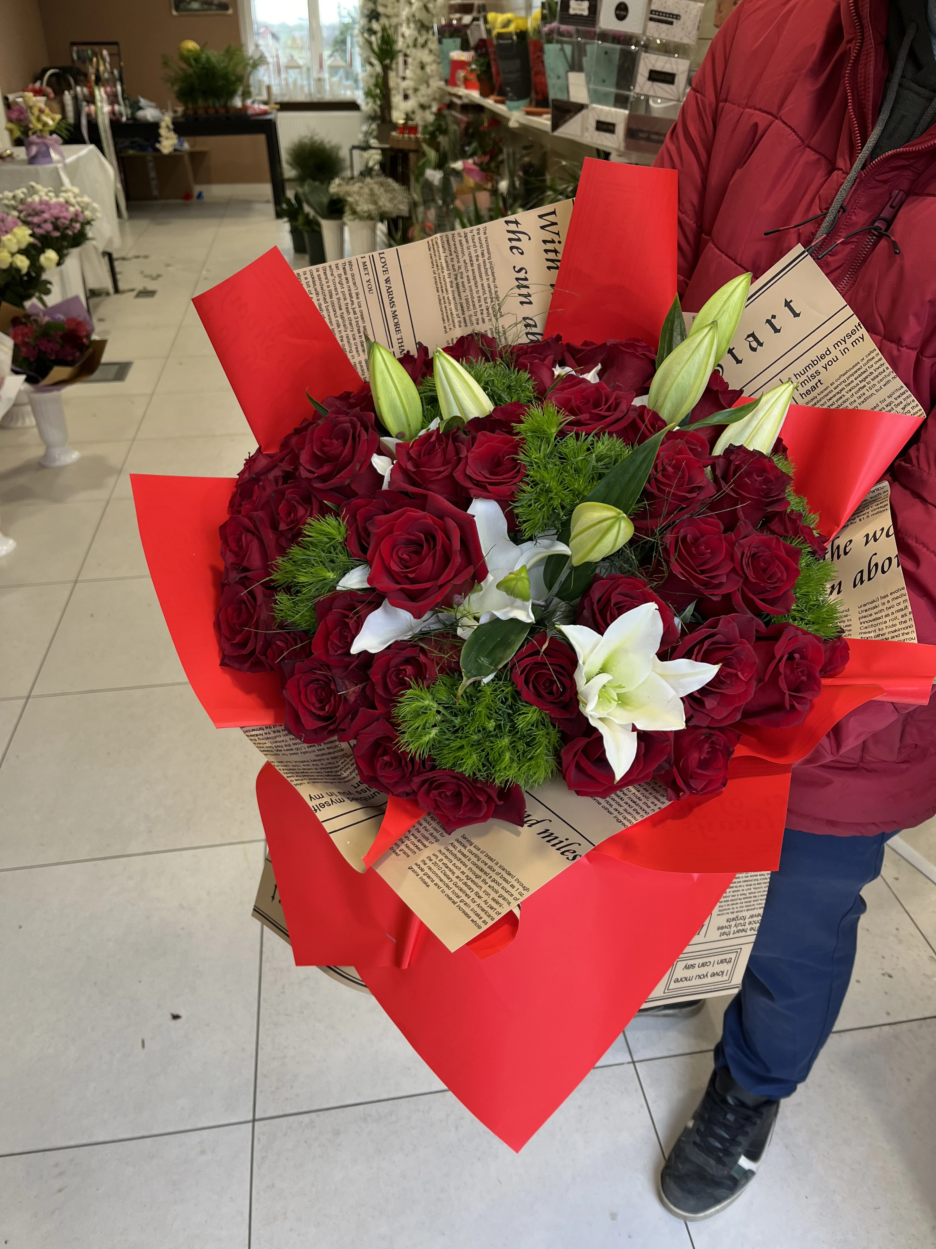 Aranjament floral luxos cu flori sezoniere proaspete