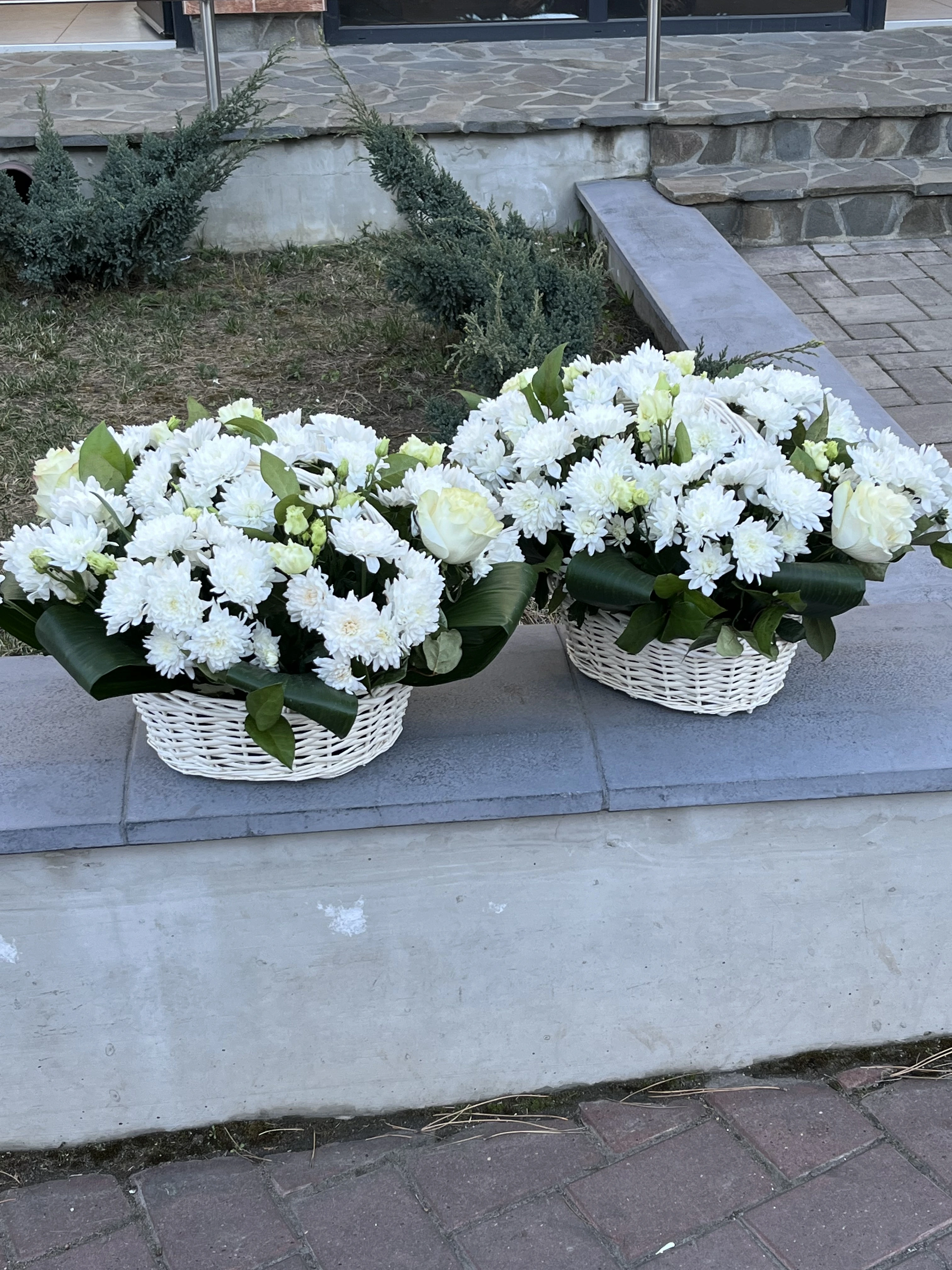 Compoziție florală artistică cu accente moderne