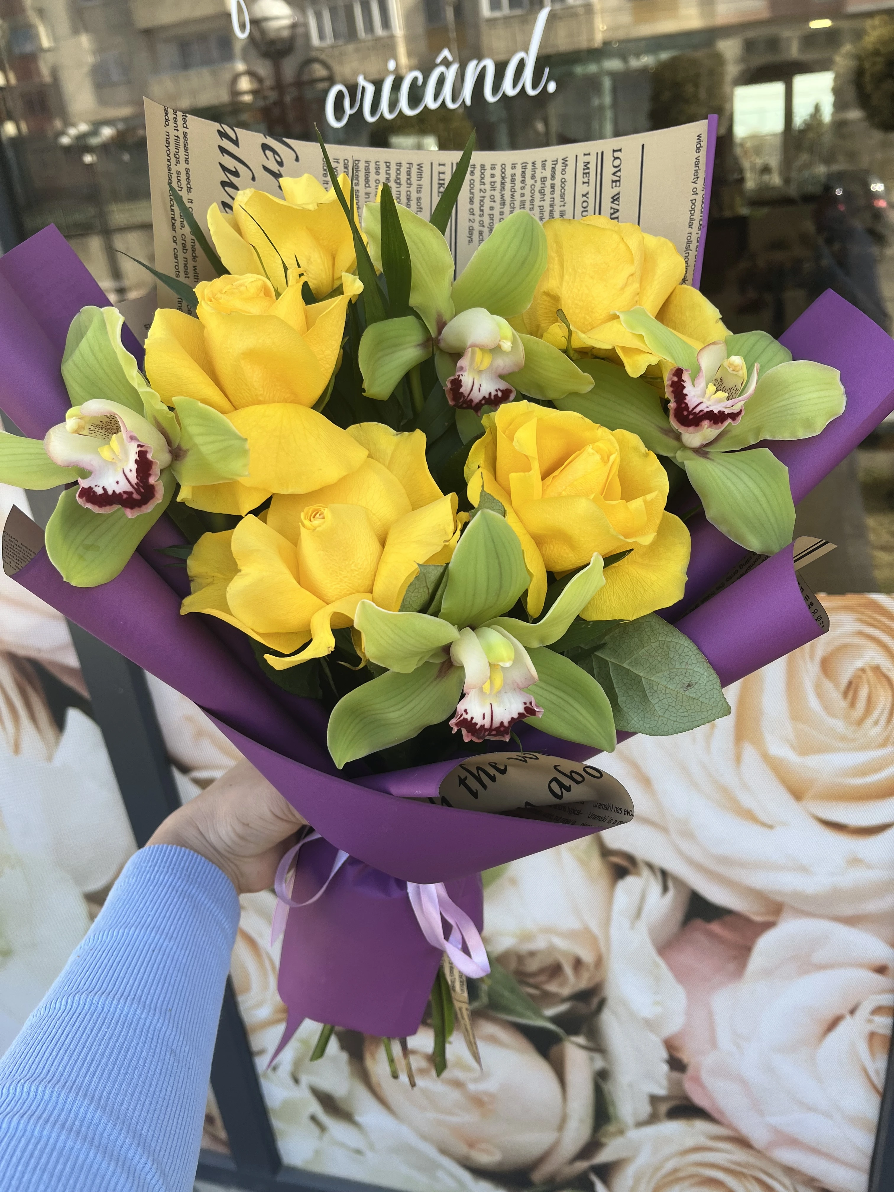 Buchet jucăuș cu flori colorate pentru zile speciale
