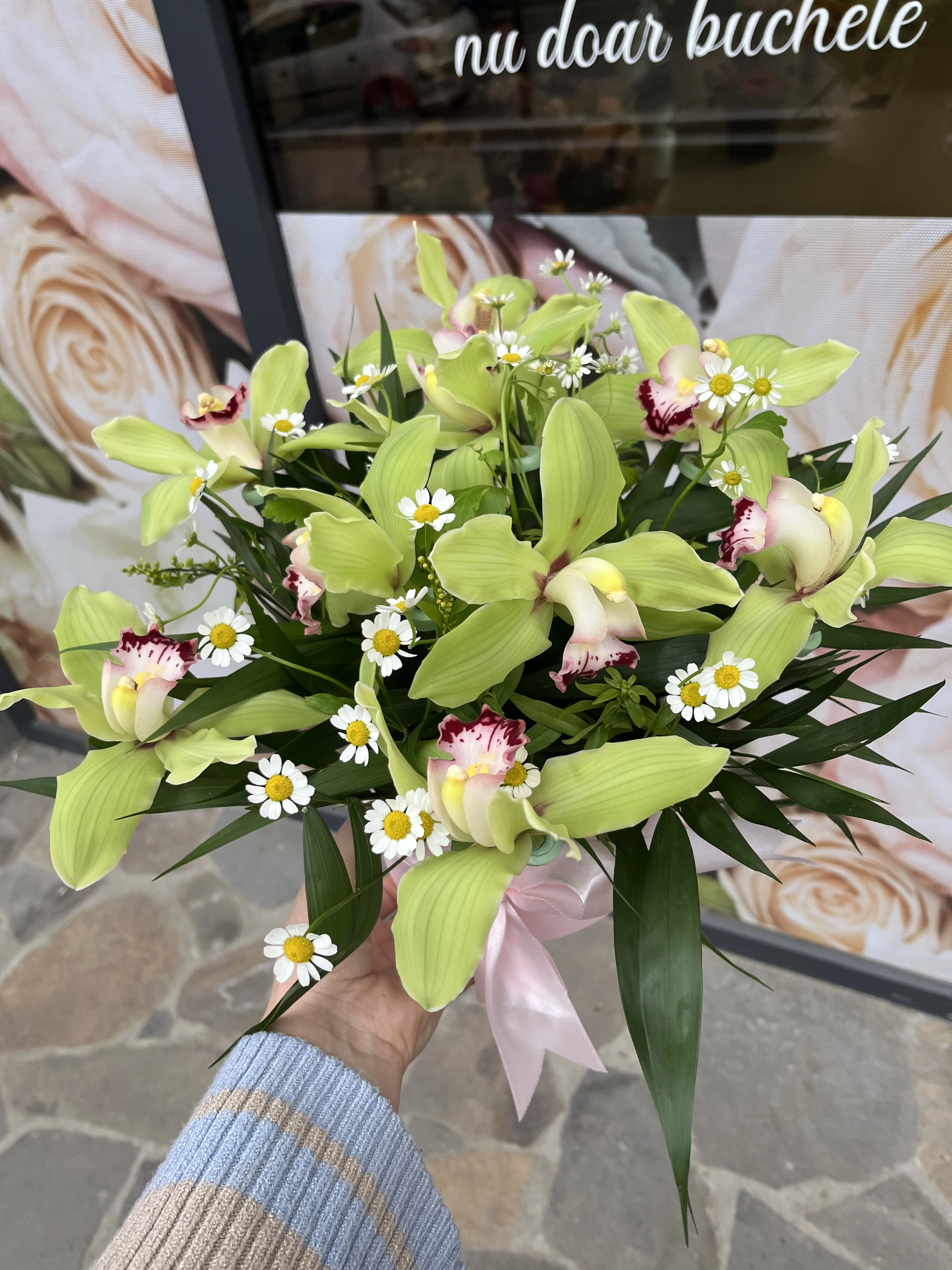 Aranjament floral rafinat pentru decorarea interioarelor