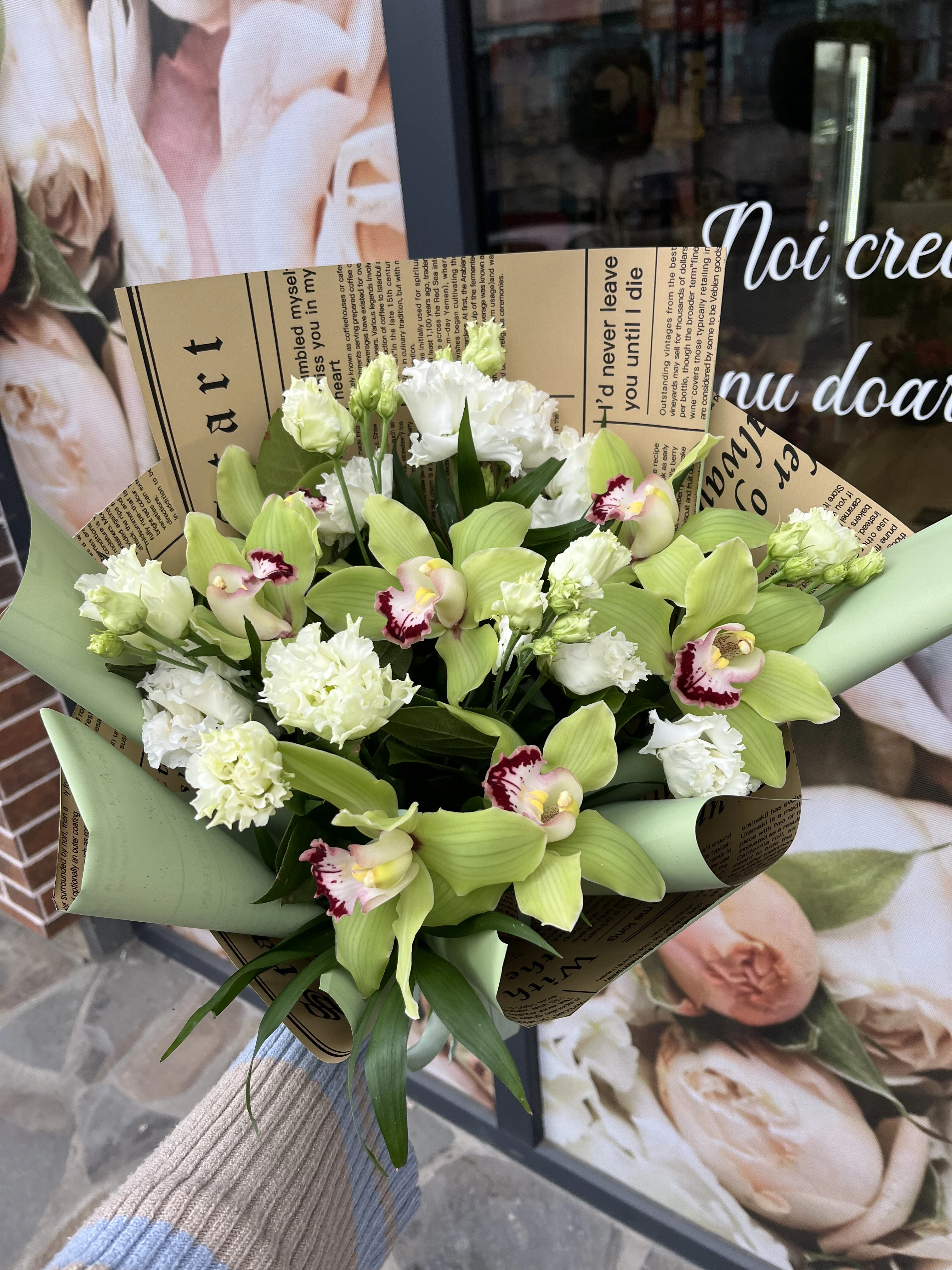 Buchet premium cu flori rare și design exclusiv